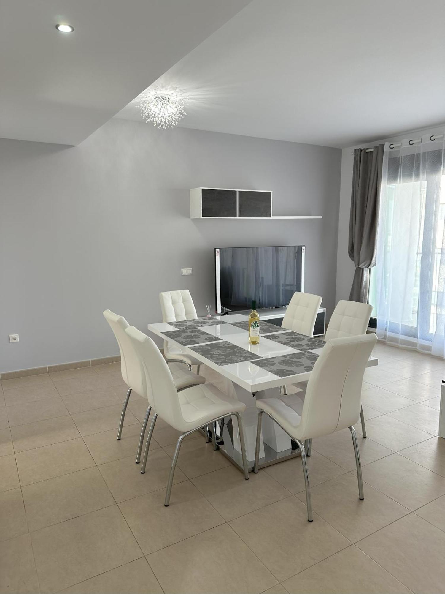 Luxurious, Newly-Renovated Large 2-Bedroom Condo By The Beach Benidorm Bagian luar foto
