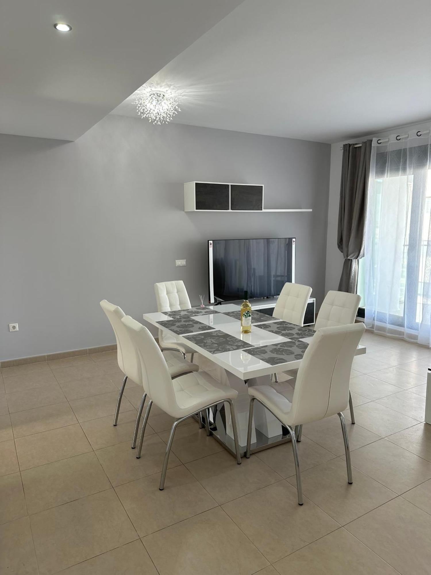 Luxurious, Newly-Renovated Large 2-Bedroom Condo By The Beach Benidorm Bagian luar foto