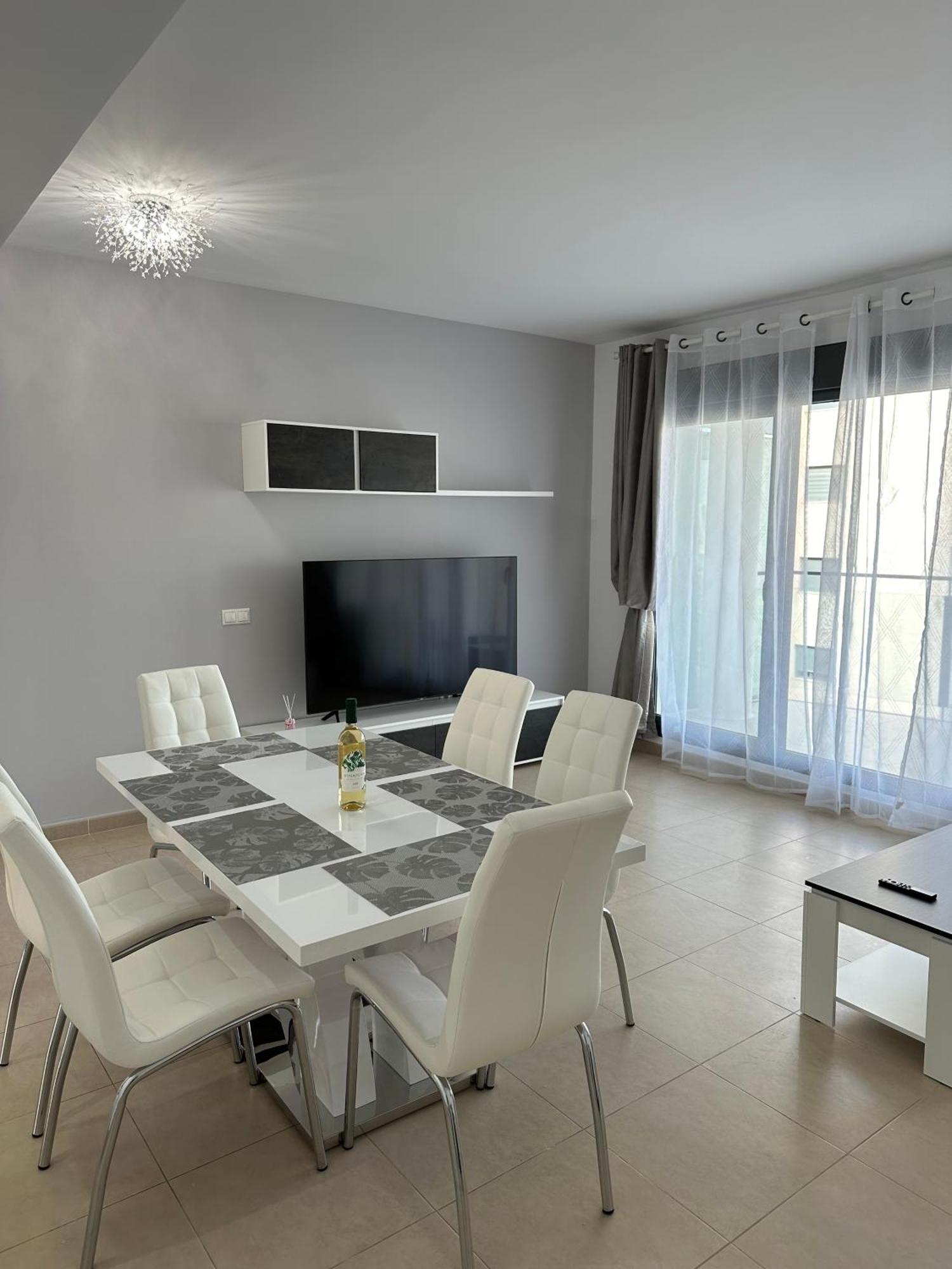 Luxurious, Newly-Renovated Large 2-Bedroom Condo By The Beach Benidorm Bagian luar foto